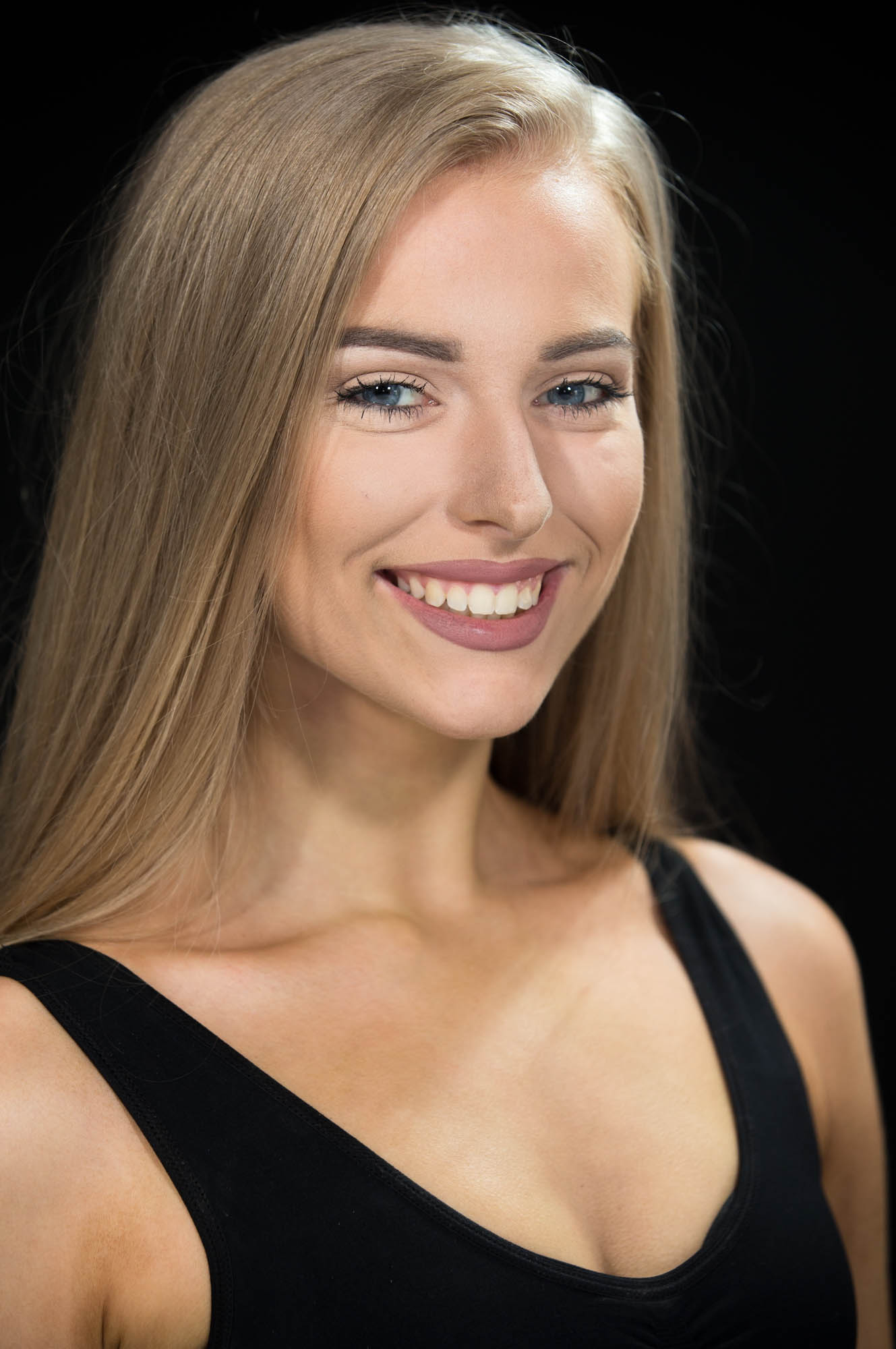 Female actor headshot - commercial casting photography